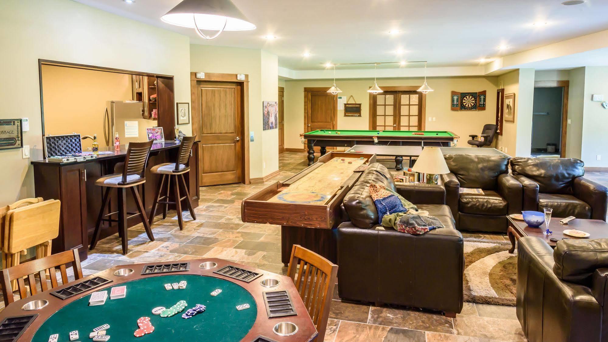 Noble House Suites B&B Grand Forks Exterior photo
