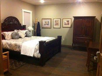 Noble House Suites B&B Grand Forks Exterior photo